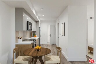 200 N Vermont Ave in Los Angeles, CA - Building Photo - Building Photo