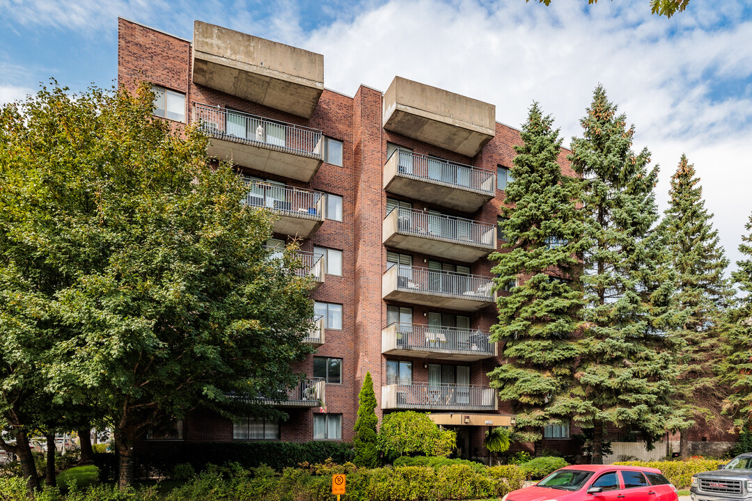 4855 De Maisonneuve Boul O in Westmount, QC - Building Photo