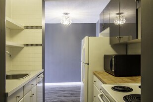 9930-113 113 St in Edmonton, AB - Building Photo