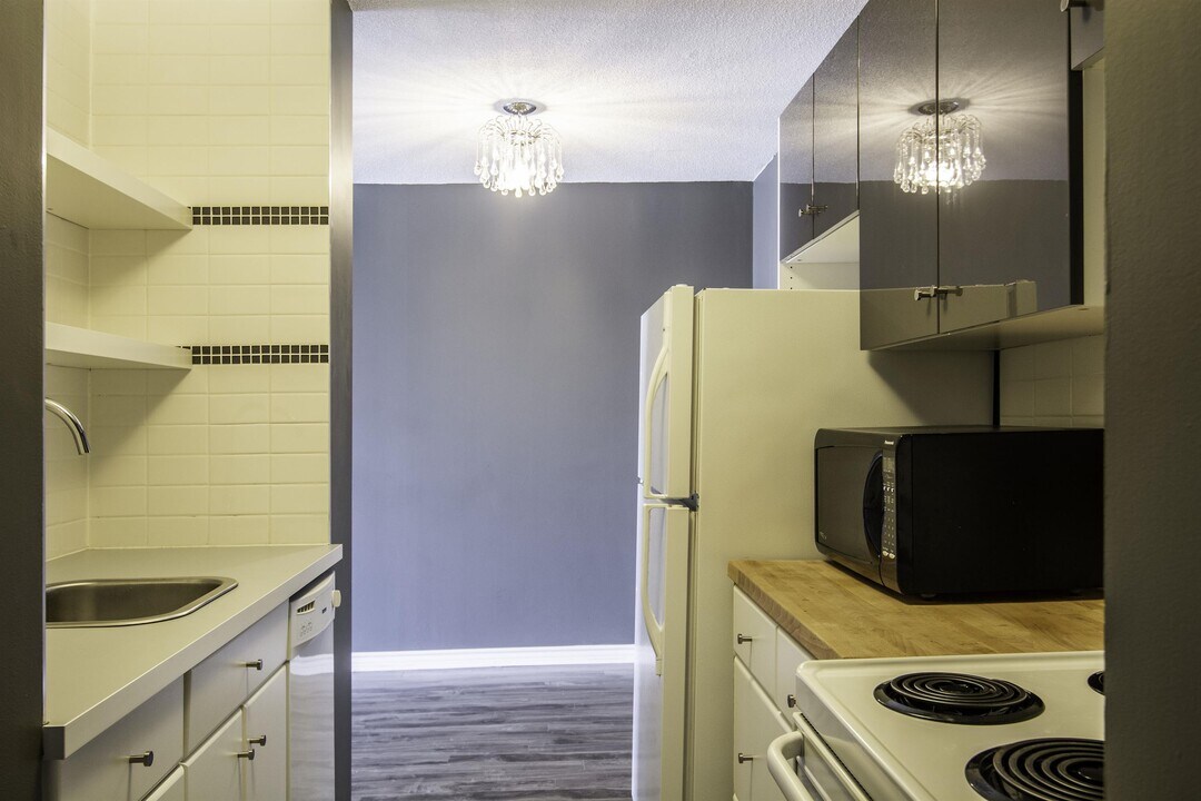 9930-113 113 St in Edmonton, AB - Building Photo