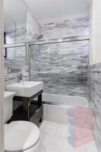 250 E 50th St in New York, NY - Foto de edificio - Building Photo