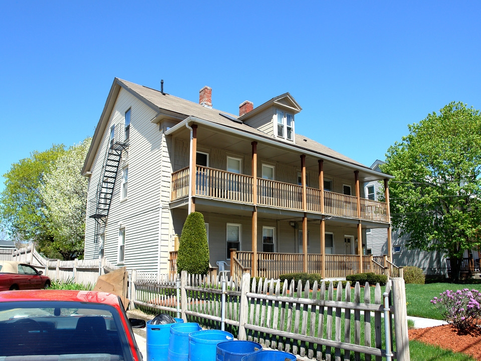 388 Privilege St in Woonsocket, RI - Foto de edificio