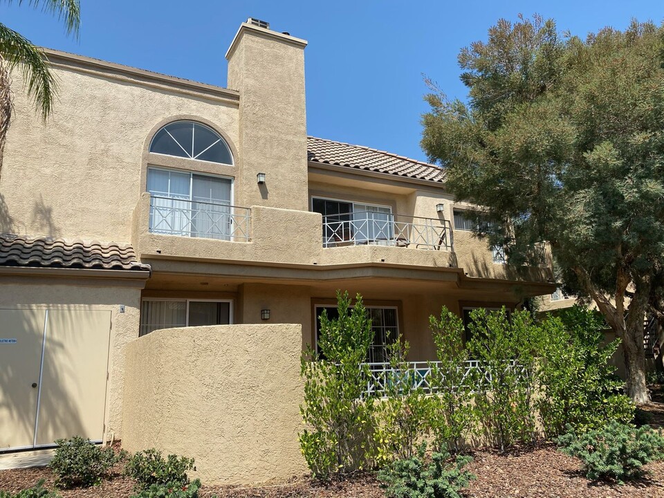 23633 Del Monte Dr. in Santa Clarita, CA - Foto de edificio