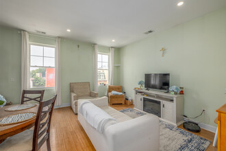 327 N 40th St in Philadelphia, PA - Building Photo - Interior Photo