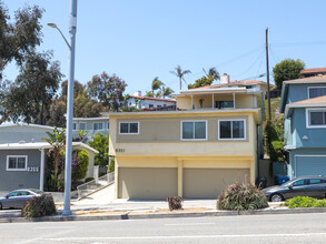 8351 W Manchester Ave in Playa Del Rey, CA - Foto de edificio - Building Photo