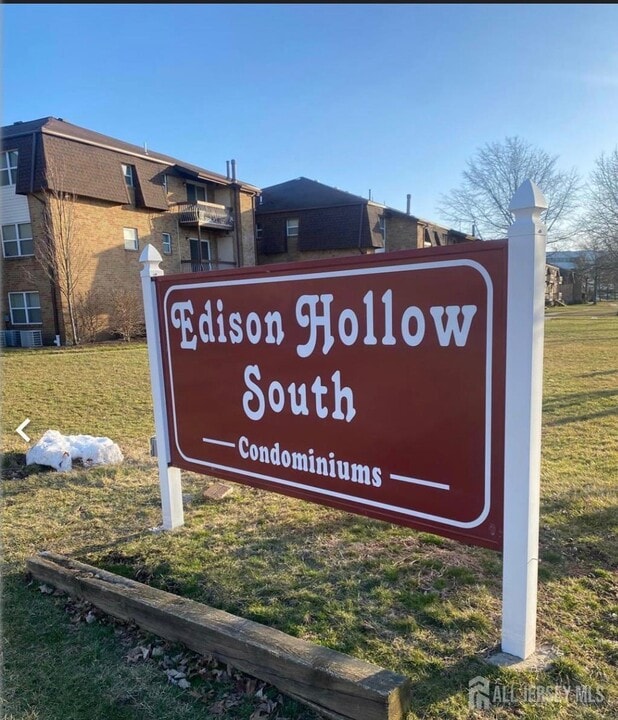 1713 Raspberry Ct in Edison, NJ - Building Photo