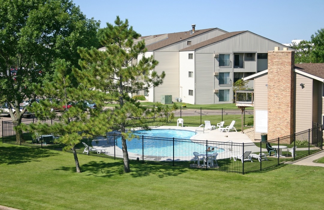 The Oaks Apartments in Sioux Falls, SD - Building Photo