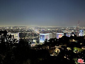 8460 Harold Way in Los Angeles, CA - Building Photo