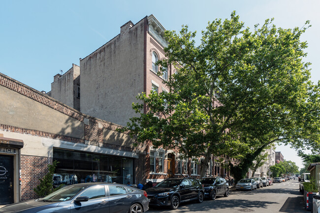 65 Meserole Ave in Brooklyn, NY - Foto de edificio - Building Photo