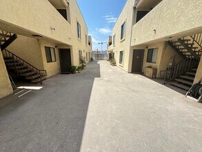 4633 Vermont Pl, Unit 205 in Los Angeles, CA - Building Photo - Building Photo