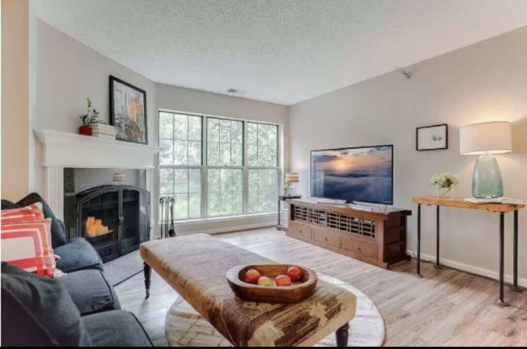 6010 Chasewood Pkwy in Minnetonka, MN - Building Photo