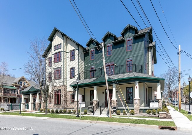 25 Lawrence St in Saratoga Springs, NY - Building Photo - Building Photo