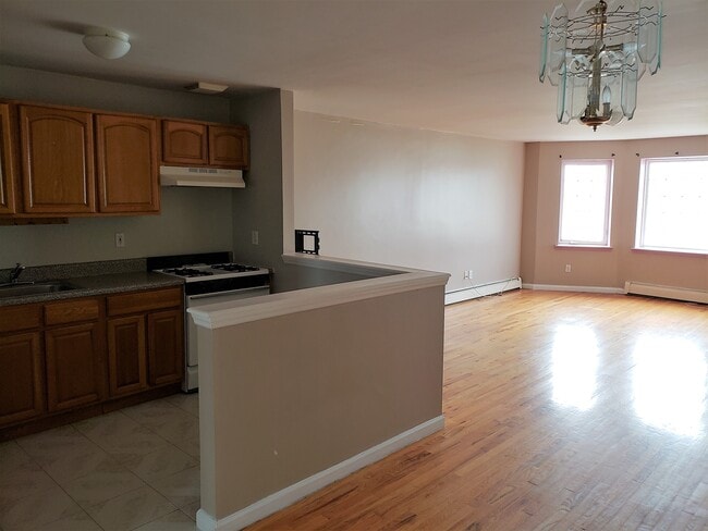 176 Beach 97th St, Unit 3 in Far Rockaway, NY - Foto de edificio - Building Photo