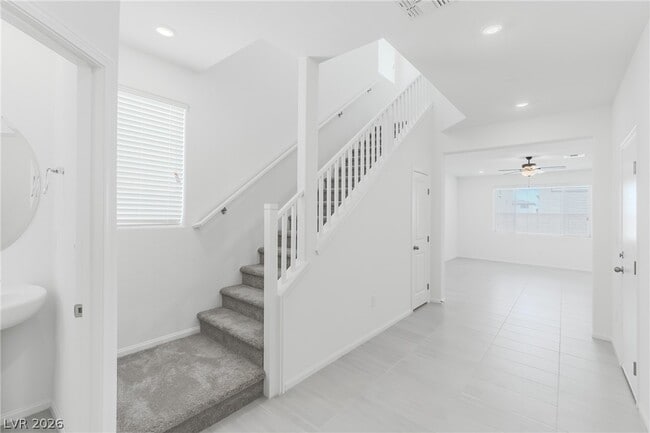 7382 Pioneer Way in Las Vegas, NV - Foto de edificio - Building Photo