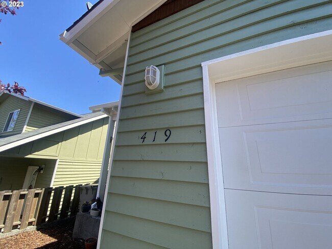 419-421 Maxs Pl in Hood River, OR - Building Photo - Building Photo