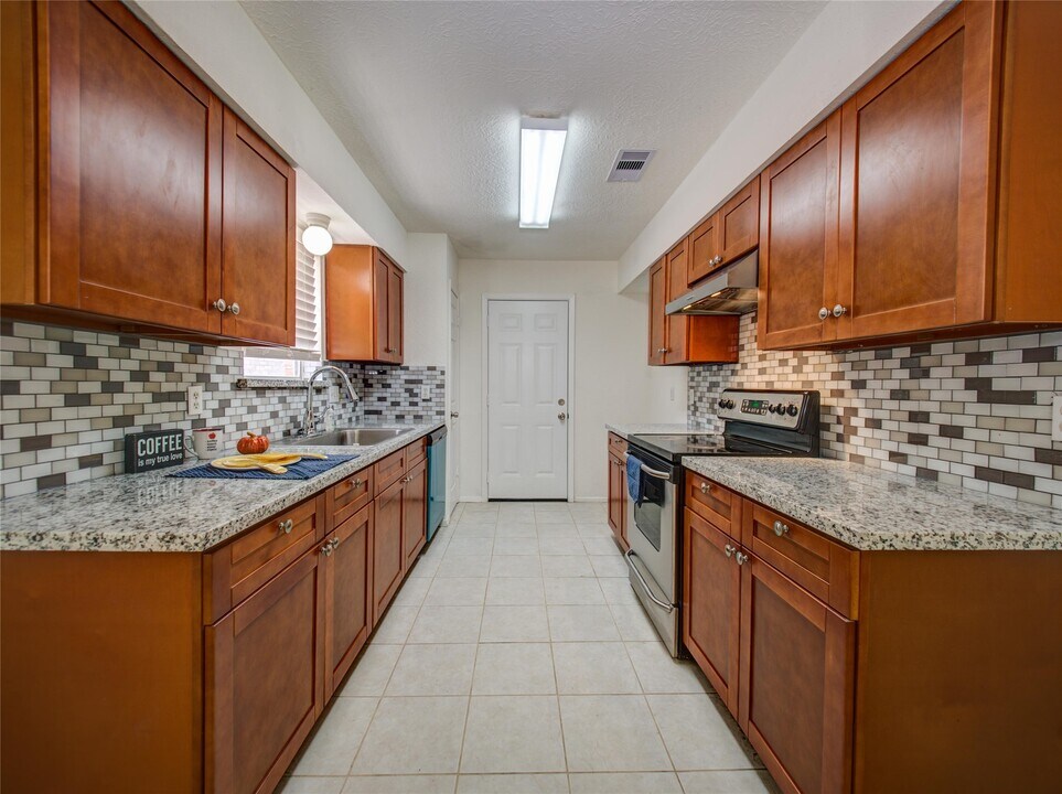 6834 Harpers Dr in Richmond, TX - Building Photo