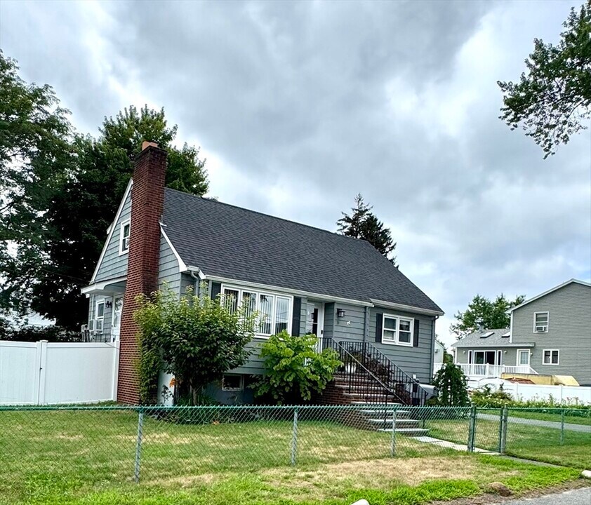 35 Serino Way in Saugus, MA - Building Photo