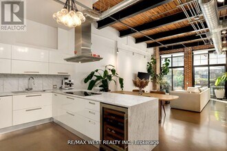 43 Hanna Ave in Toronto, ON - Building Photo - Building Photo