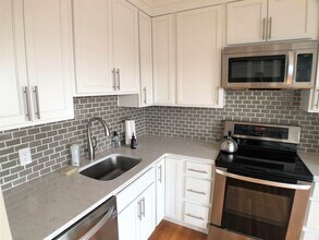 97 West Cedar St, Unit 11 in Boston, MA - Foto de edificio - Building Photo