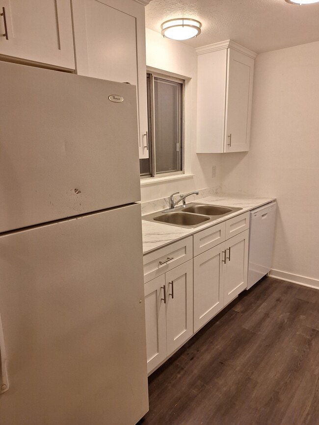 3214 E 18th St, Unit 3214