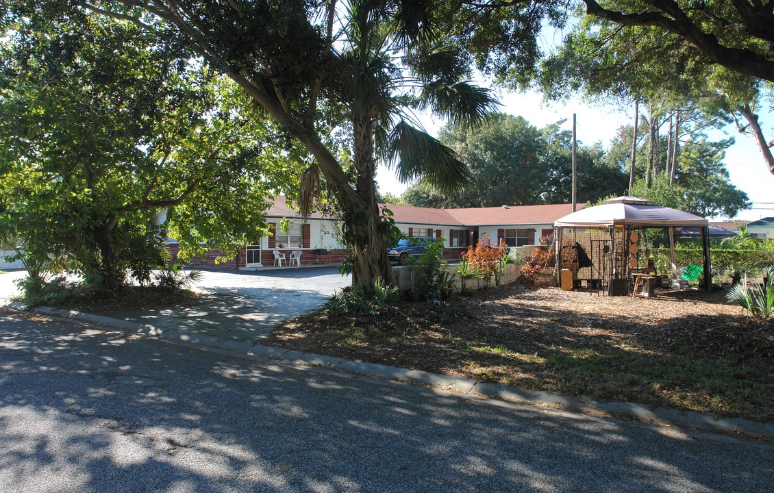 135 NE Madsion Cir N in St. Petersburg, FL - Building Photo