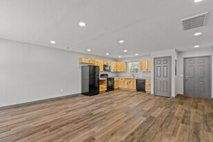 231 E Cofield St in Aurora, MO - Building Photo