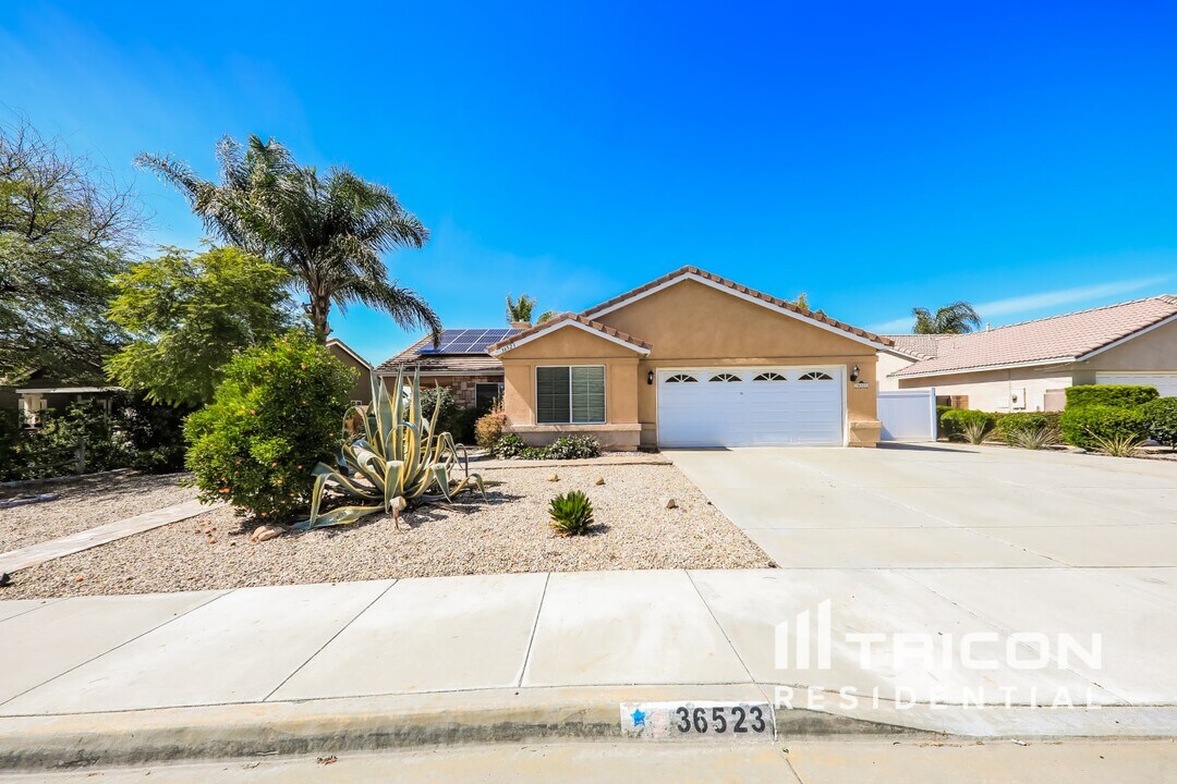 36523 Cheval Dr in Winchester, CA - Building Photo