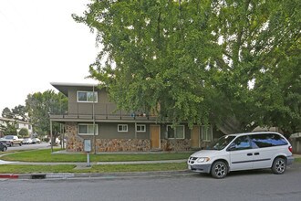 906 Delbert Way in San Jose, CA - Foto de edificio - Building Photo