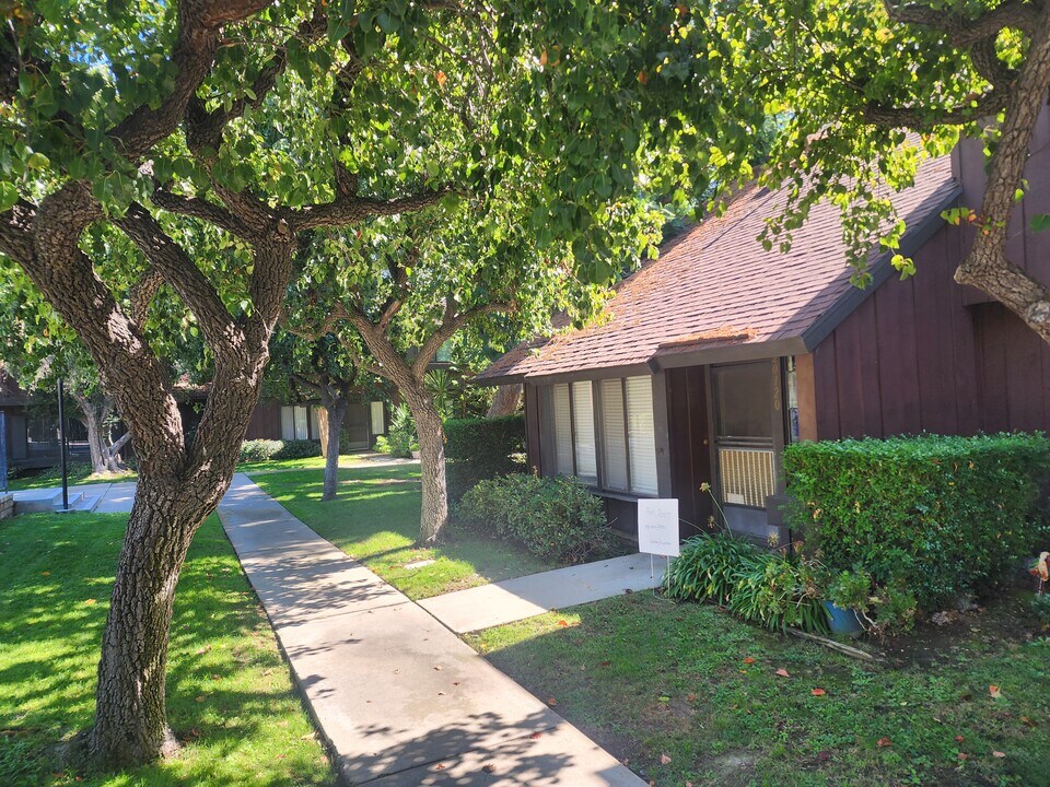 20120 Cohasset St in Winnetka, CA - Building Photo