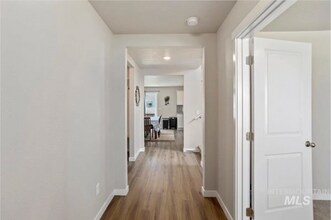 765 SW Huebert St in Mountain Home, ID - Foto de edificio - Building Photo