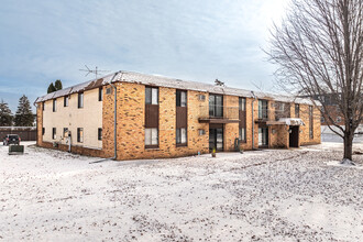 Allen Avenue in West St. Paul, MN - Foto de edificio - Building Photo