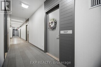 126 Simcoe St in Toronto, ON - Building Photo - Building Photo