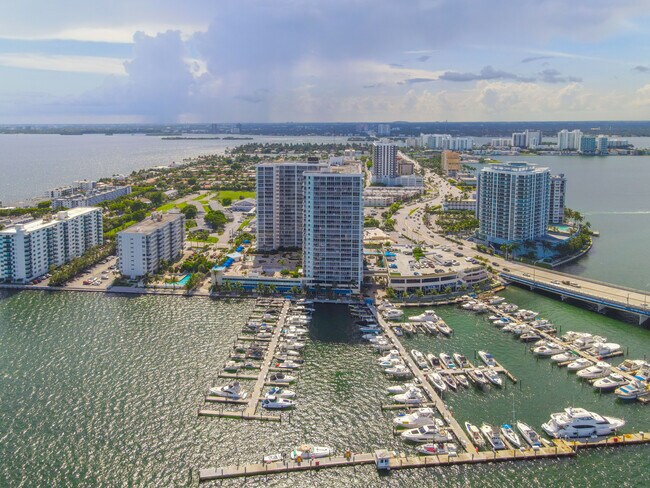7601 E Treasure Dr, Unit 2214 in North Bay Village, FL - Building Photo - Building Photo