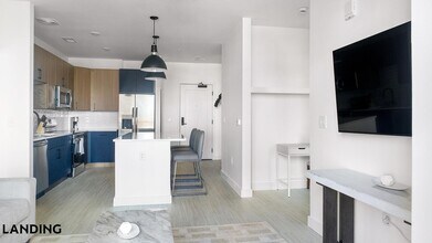 1007 S Mint St, Unit 715 in Charlotte, NC - Foto de edificio - Building Photo