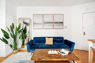139 Christopher St in New York, NY - Building Photo - Building Photo