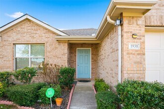 1938 Castaway Dr in Grand Prairie, TX - Foto de edificio - Building Photo