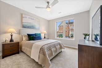 Claremont on the Square in Exton, PA - Foto de edificio - Building Photo