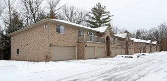 Snowshoe Estates in Suamico, WI - Foto de edificio - Building Photo