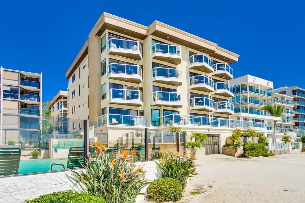 3888 Riviera Dr in San Diego, CA - Building Photo
