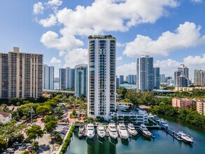 Marina Tower in Miami, FL - Foto de edificio - Building Photo
