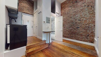 234 E 14th St, Unit 2C in New York, NY - Foto de edificio - Building Photo