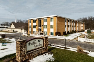 Falls Landing in Cuyahoga Falls, OH - Foto de edificio - Building Photo