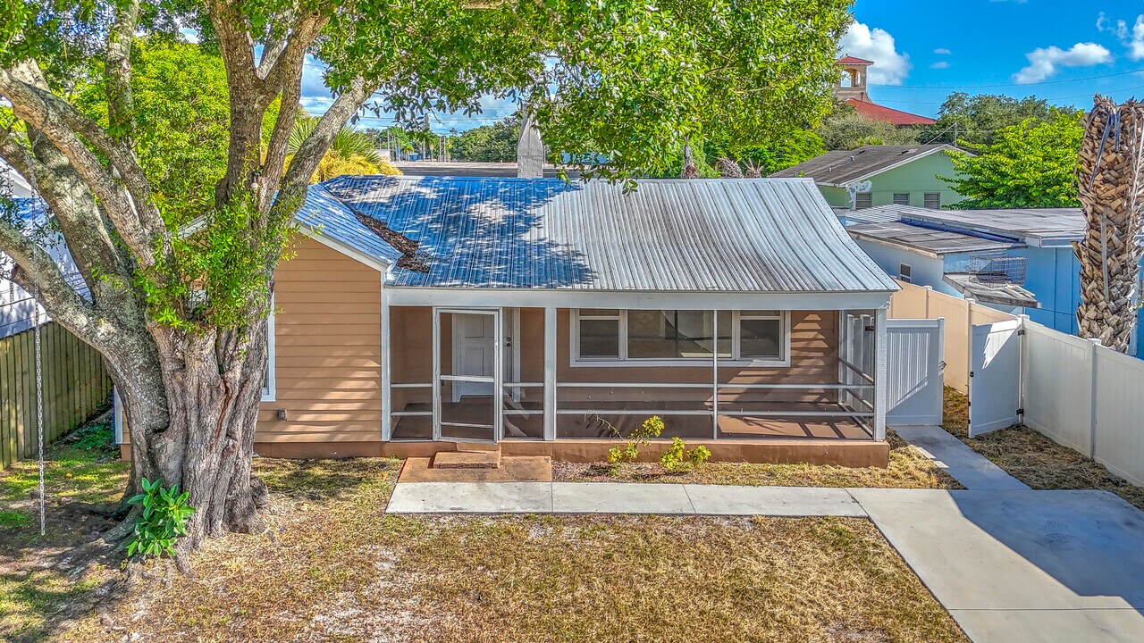 1204 Easter Ave in Fort Pierce, FL - Building Photo