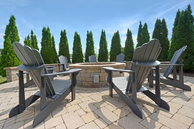 The Woodlands Apartments in Menomonee Falls, WI - Foto de edificio - Building Photo