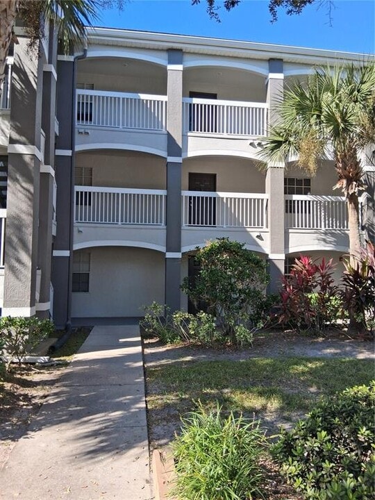 13827 Fairway Island Dr in Orlando, FL - Foto de edificio