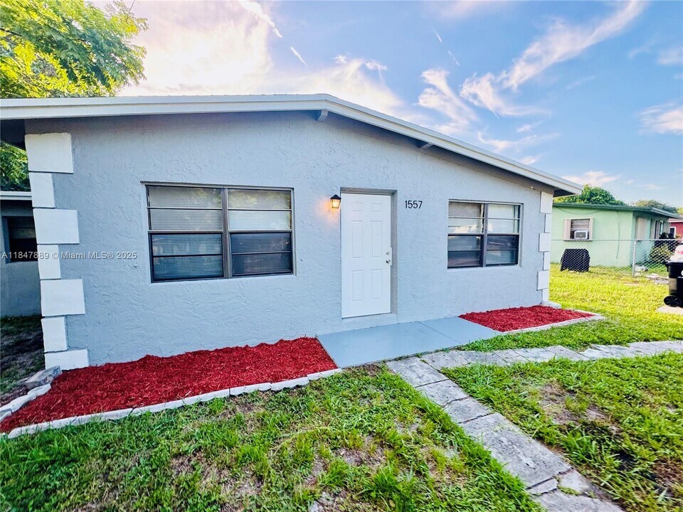 1557 NW 15th Ave in Fort Lauderdale, FL - Foto de edificio