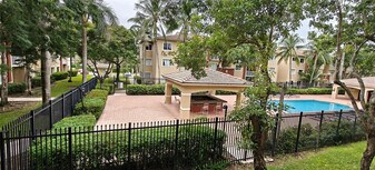 7085 Nova Dr in Davie, FL - Building Photo