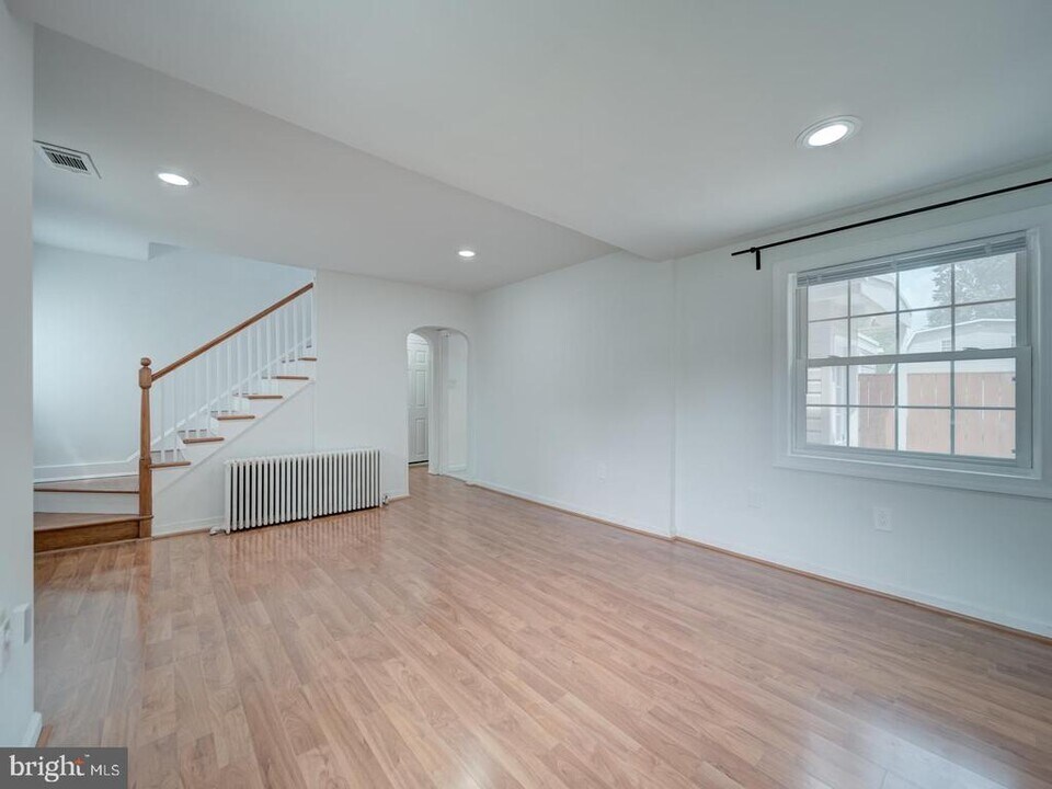 6625 Harrison Ln in Alexandria, VA - Building Photo