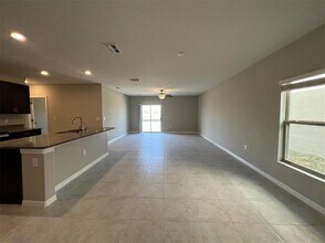 15621 Spice Key St in Sun City Center, FL - Foto de edificio - Building Photo