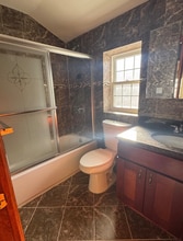 85-19-8239 239th St in Queens, NY - Foto de edificio - Building Photo